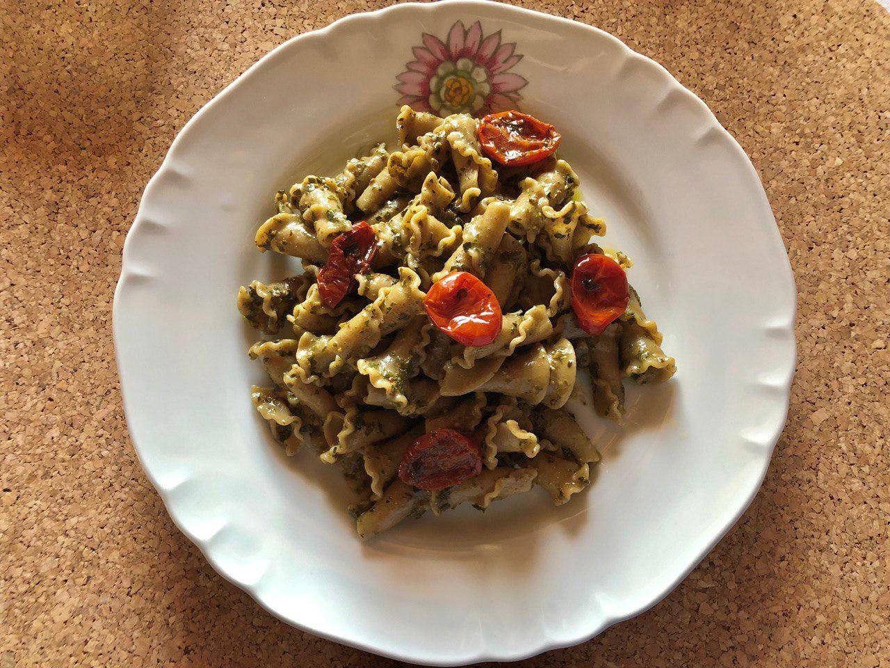 Pasta al pesto di rucola e pomodorini confit – Mulino Val d'Orcia